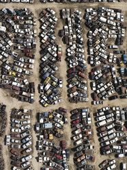 Luftaufnahme alter Autos auf einem Schrottplatz, Bakersfield, Kalifornien, USA - FSIF03233
