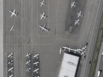 Luftaufnahme Flugzeuge geparkt auf dem Rollfeld am Flughafen - FSIF03236