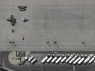 Luftaufnahme von auf dem Rollfeld des Flughafens geparkten Servicefahrzeugen - FSIF03237