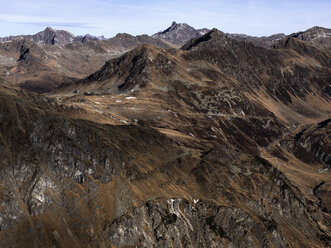 Blick auf zerklüftete braune Bergkette, Ischgl, Tirol, Österreich - FSIF03242