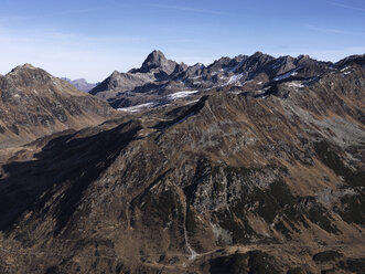 Blick auf zerklüftete braune Bergkette, Ischgl, Tirol, Österreich - FSIF03243