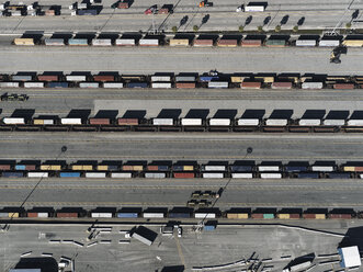 Luftaufnahme Züge im sonnigen Rangierbahnhof, Los Angeles, Kalifornien, USA - FSIF03244