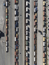 Luftaufnahme Züge im sonnigen Rangierbahnhof, Los Angeles, Kalifornien, USA - FSIF03245