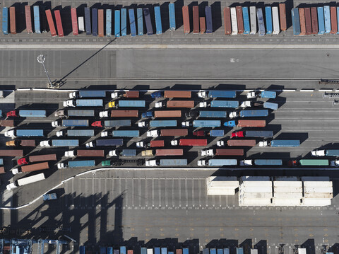 Luftaufnahme Sattelschlepper mit Containern im sonnigen Rangierbahnhof, Los Angeles, Kalifornien, USA, lizenzfreies Stockfoto