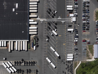 Luftaufnahme eines sonnigen Parkplatzes und eines Geschäftshauses, New York City, New York, USA - FSIF03254