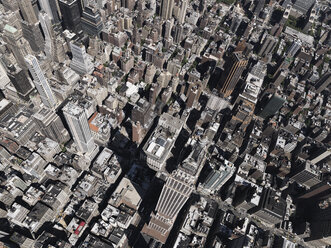 Luftaufnahme Empire State Building, das sich über die sonnige Stadt erhebt, New York City, New York, USA - FSIF03255