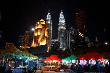 Kampung Baru Markt bei den Petronas-Türmen, beleuchtet bei Nacht, Kuala Lumpur, Malaysia - CUF45302