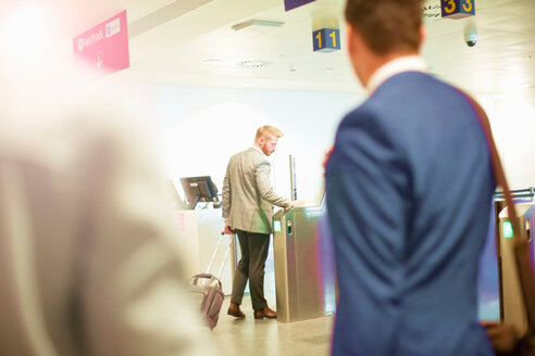 Mann geht durch die Sicherheitsschleuse am Flughafen - CUF45336