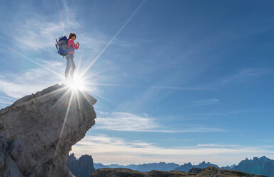 Wanderer genießt die Aussicht, Dolomiten bei Cortina d'Ampezzo, Venetien, Italien - CUF45411