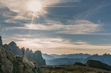 Wanderer genießt die Aussicht, Dolomiten bei Cortina d'Ampezzo, Venetien, Italien - CUF45412