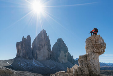 Wanderer genießt die Aussicht, Dolomiten bei Cortina d'Ampezzo, Venetien, Italien - CUF45414