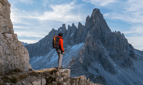 Wanderer genießt die Aussicht, Dolomiten bei Cortina d'Ampezzo, Venetien, Italien, lizenzfreies Stockfoto