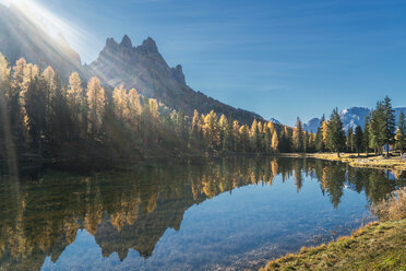 Sonne über dem See, Dolomiten, Cortina d'Ampezzo, Venetien, Italien - CUF45527