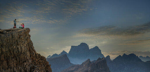 Bergsteiger auf dem Gipfel, Dolomiten, Cortina d'Ampezzo, Venetien, Italien - CUF45533