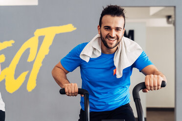 Mann im Fitnessstudio auf dem Heimtrainer - CUF45588