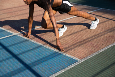 Junge Frau beim Stretching auf dem Sportplatz - CUF45665