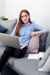 Frau benutzt Laptop auf Sofa - CUF45691