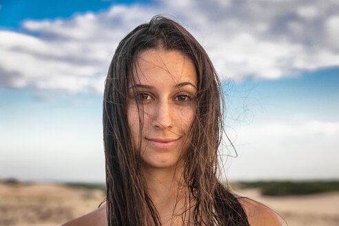 Porträt eines Mädchens mit langen braunen nassen Haaren, das lächelnd in die Kamera schaut, Caucaia, Ceara, Brasilien - CUF45733