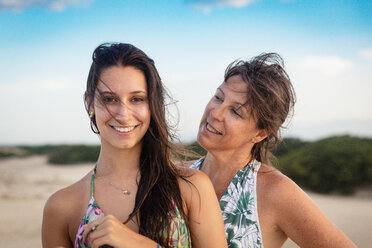 Porträt einer Mutter, die ihre Tochter mit Stolz anschaut, Caucaia, Ceara, Brasilien - CUF45735