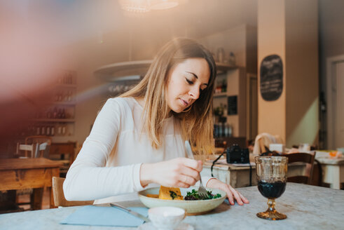 Frau isst vegane Mahlzeit im Restaurant - CUF45867