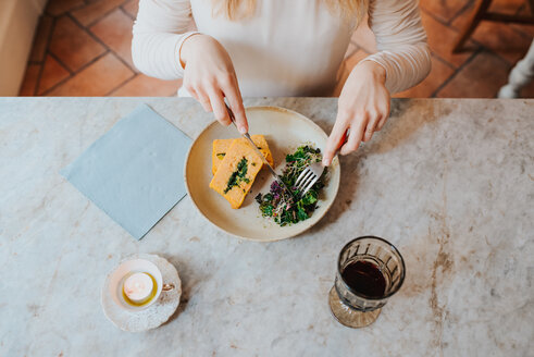 Frau isst vegane Mahlzeit im Restaurant - CUF45871