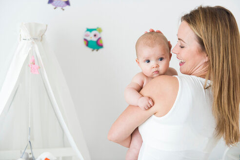 Mutter und Baby im Kinderzimmer - CUF45880