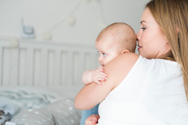 Mutter und Baby im Kinderzimmer - CUF45884