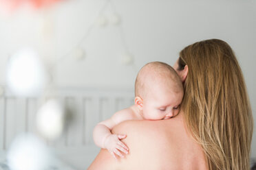 Mutter und Baby im Kinderzimmer - CUF45885