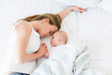 Mother and baby asleep in bed - CUF45889