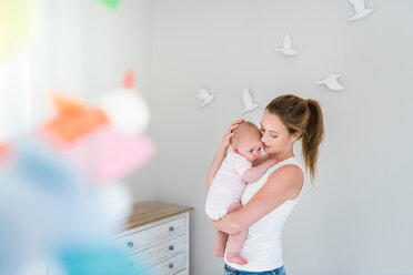 Mutter und Baby im Kinderzimmer - CUF45892