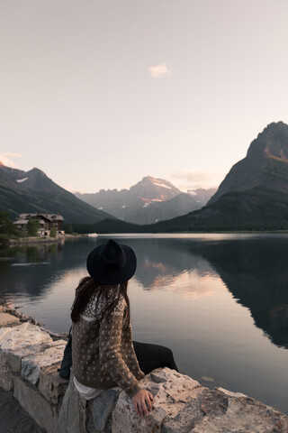 Frau schaut auf den Swiftcurrent Lake, Glacier National Park, Montana, USA, lizenzfreies Stockfoto