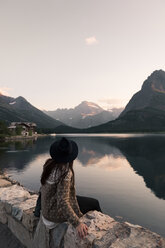 Frau schaut auf den Swiftcurrent Lake, Glacier National Park, Montana, USA - CUF45896