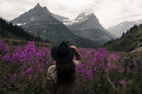 Frau mit Blick auf Bergketten, Glacier National Park, Montana, USA - CUF45897