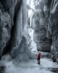 Frau bei der Erkundung der Maligne-Schlucht, Jasper National Park, Alberta, Kanada - CUF45898