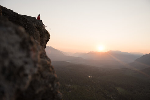 Frau auf einer Bergkuppe bei Sonnenaufgang, Rattlesnake Ledge, Washington, USA - CUF45899