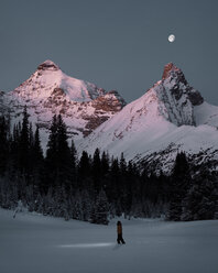 Sonnenaufgang mit Vollmond im Winter, Jasper National Park, Alberta, Kanada - CUF45902