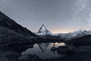 Matterhorn spiegelt sich über dem Riffelsee bei Nacht, Zermatt, Wallis, Schweiz - CUF45904