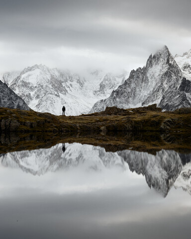 Sonnenaufgang am Lac de Chesery, Chamonix, Rhone-Alpes, Frankreich, lizenzfreies Stockfoto