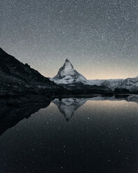Matterhorn spiegelt sich über dem Riffelsee bei Nacht, Zermatt, Wallis, Schweiz - CUF45906