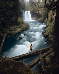 Mann überquert Fluss, Koosah Falls, Willamette, Oregon, USA - CUF45907