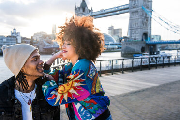 Porträt eines jungen Paares im Freien, von Angesicht zu Angesicht, Tower Bridge im Hintergrund, London, England, UK - CUF45913