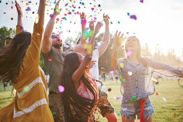 Fünf junge erwachsene Freunde werfen beim Holi-Festival Konfetti in die Luft - CUF45957