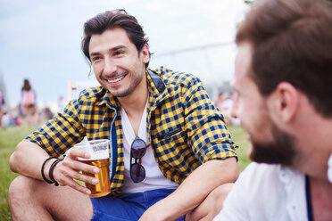 Freunde sitzen und genießen das Musikfestival - CUF46008