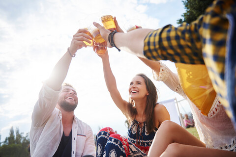 Freunde sitzen und genießen das Musikfestival, lizenzfreies Stockfoto