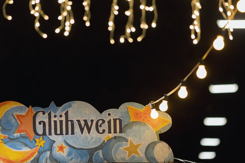 Deutschland, Glühweinschild auf dem Weihnachtsmarkt bei Nacht - MMAF00617