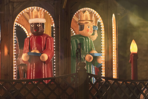 Deutschland, Weihnachtskrippe mit den Heiligen Drei Königen auf dem Weihnachtsmarkt, lizenzfreies Stockfoto