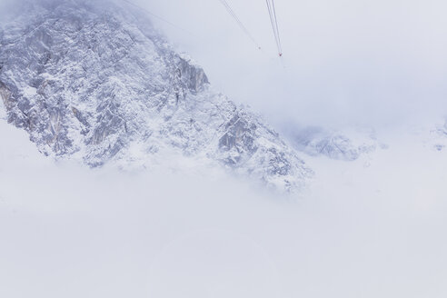 Deutschland, Bayern, Grainau, Zugspitze, Blick auf verschneite Landschaft, Zugspitzbahn - MMAF00626