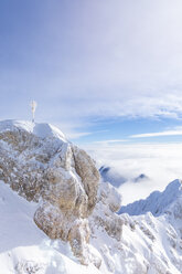 Deutschland, Bayern, Zugspitze, Gipfelkreuz im Winter - MMAF00628