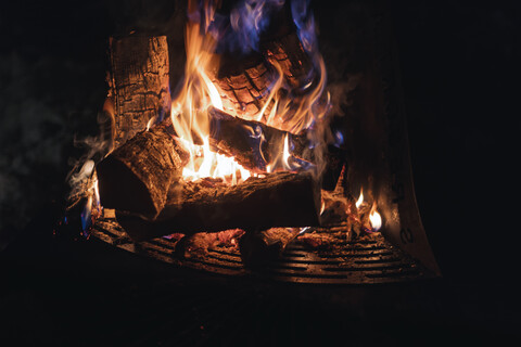 Lagerfeuer bei Nacht, lizenzfreies Stockfoto