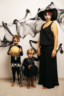 Mutter und ihre beiden Kinder haben sich für Halloween verkleidet - JRFF01876